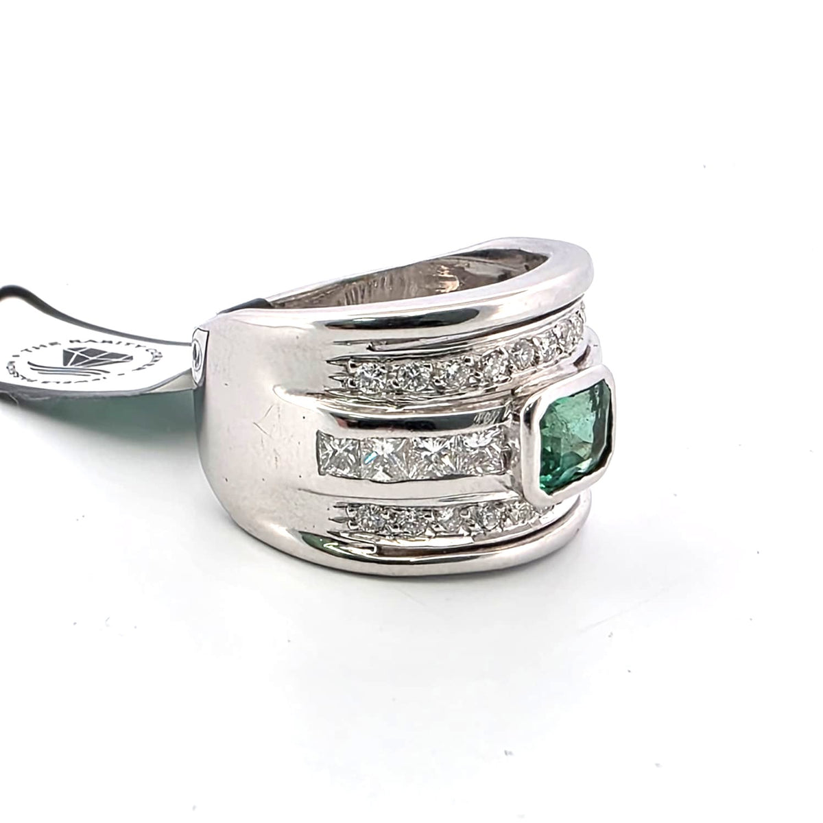 Bague en or jaune, émeraude diamants