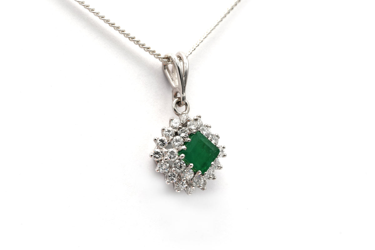 Pendentif en or blanc, émeraude et diamants