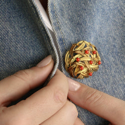 Broche en or jaune et corail