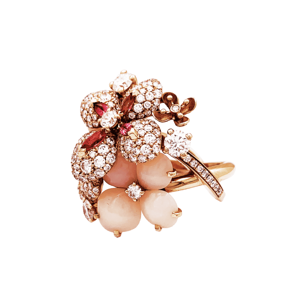 Bague Chaumet, « Hortensia Aube rosée », or rose, diamants, saphir rose et opales roses.