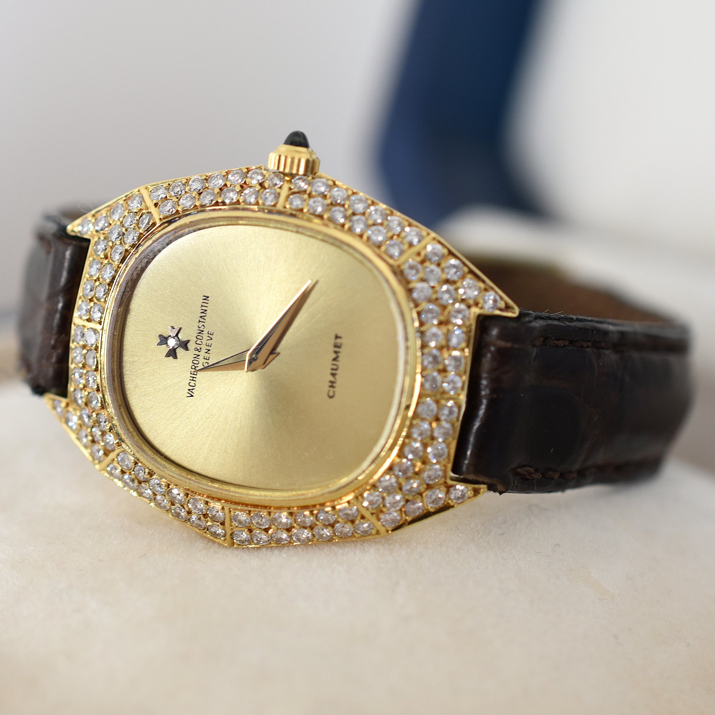 Montre VACHERON CONSTANTIN POUR CHAUMET en or jaune, cuir et diamants