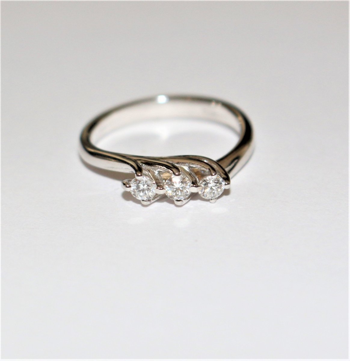 Bague Jarretière en or blanc et diamants