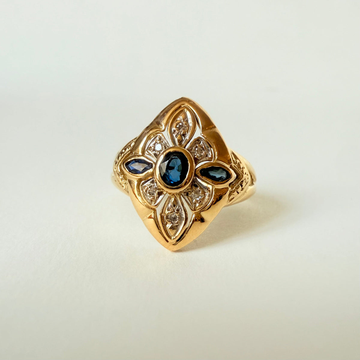 Bague Marquise en or jaune, or blanc, saphir, et diamants