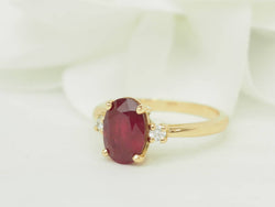 Bague Solitaire en or jaune, rubis et diamants