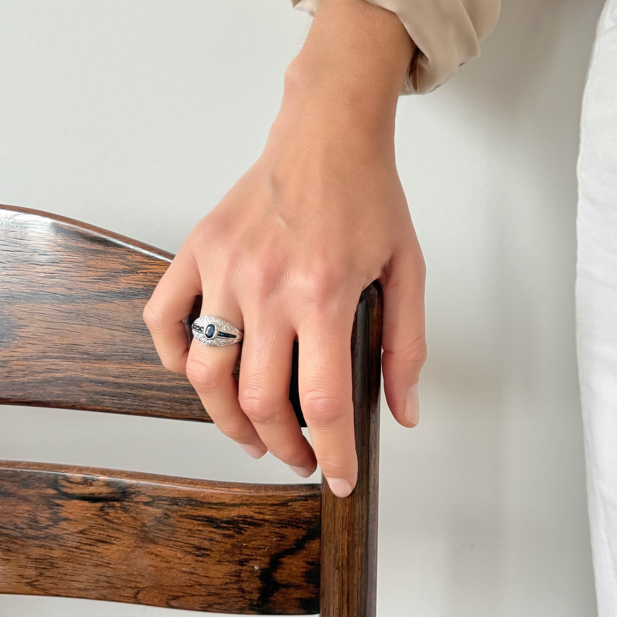 Bague Bandeau en or blanc, saphirs, et diamants