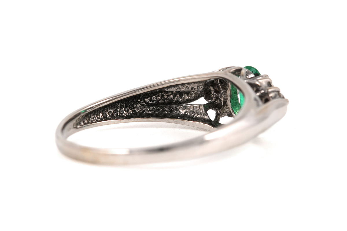 Bague Trilogie en or blanc, émeraude et diamants