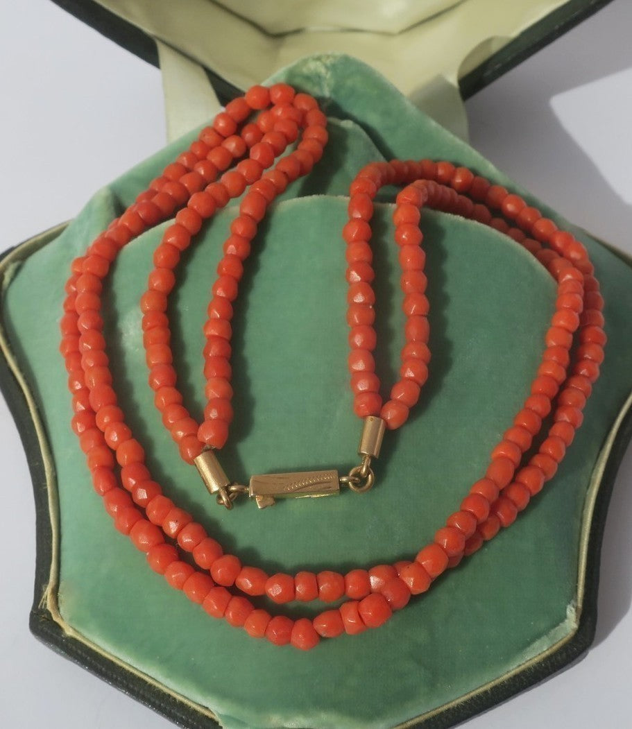 Collier Choker deux rangs en corail de Méditerranée et or Rose