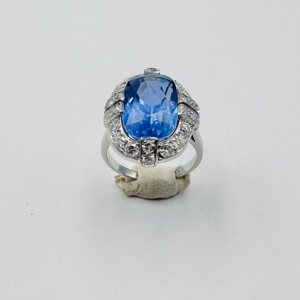Bague Entourage en platine, saphir et diamants