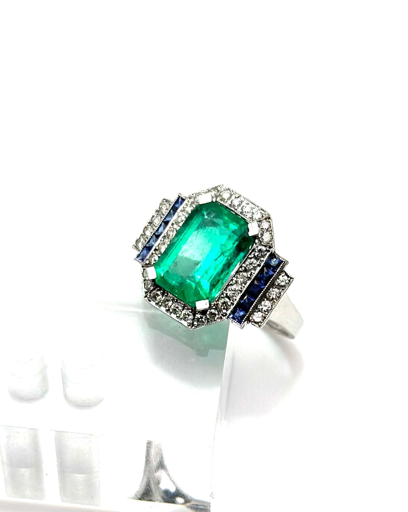 Bague Entourage en or blanc, émeraude, saphirs et diamants