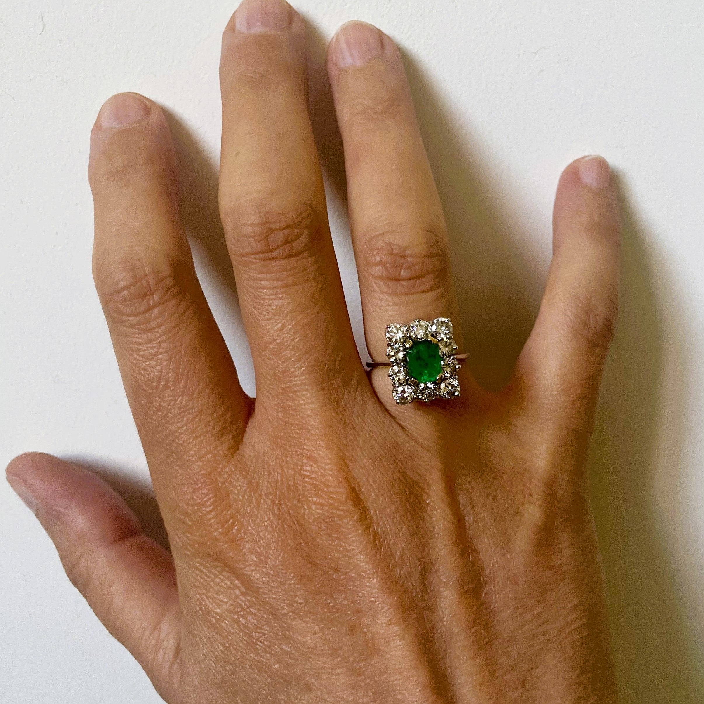 Bague Entourage en or blanc, platine, émeraude et diamants