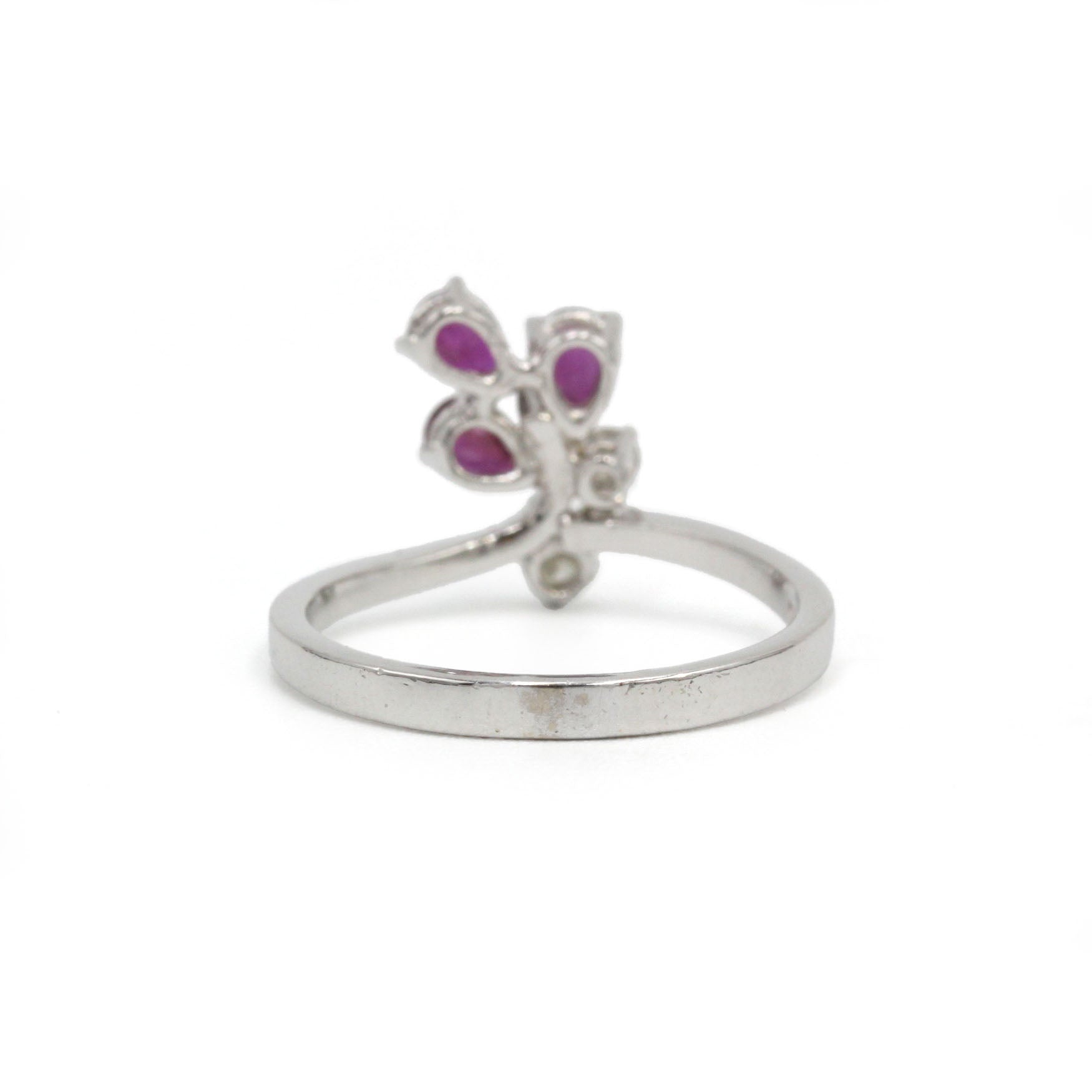 Bague en or blanc, diamants et rubis