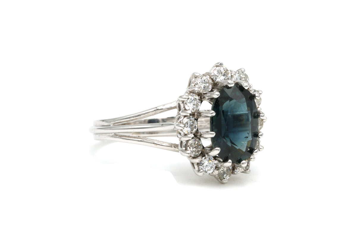Bague Entourage en or blanc, saphirs et diamants