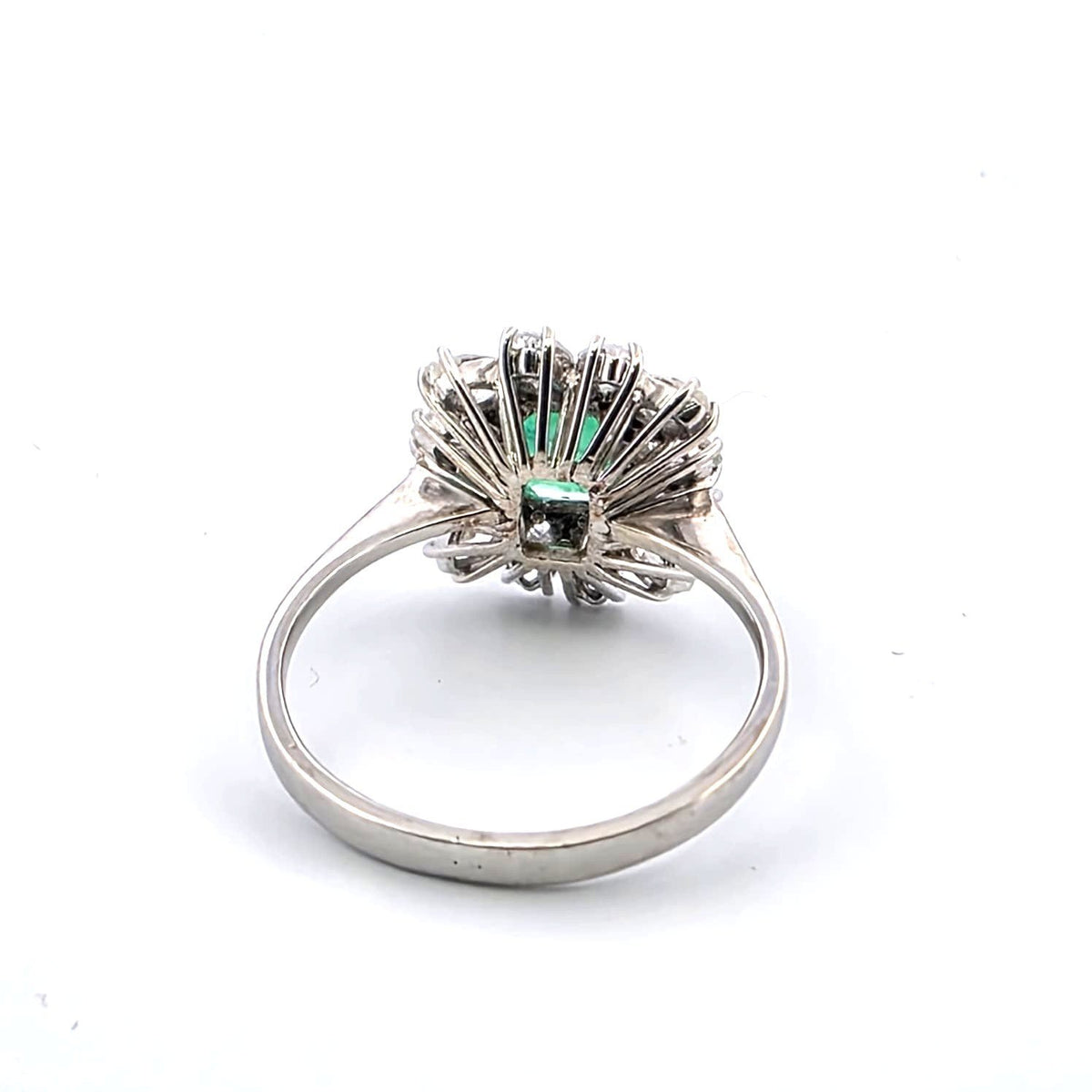 Bague Entourage en or blanc, émeraude et diamants