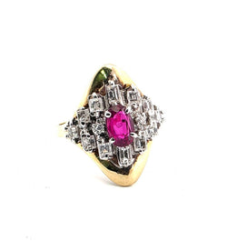 Anello in oro giallo 18 kt con rubino centrale e diamanti a contorno