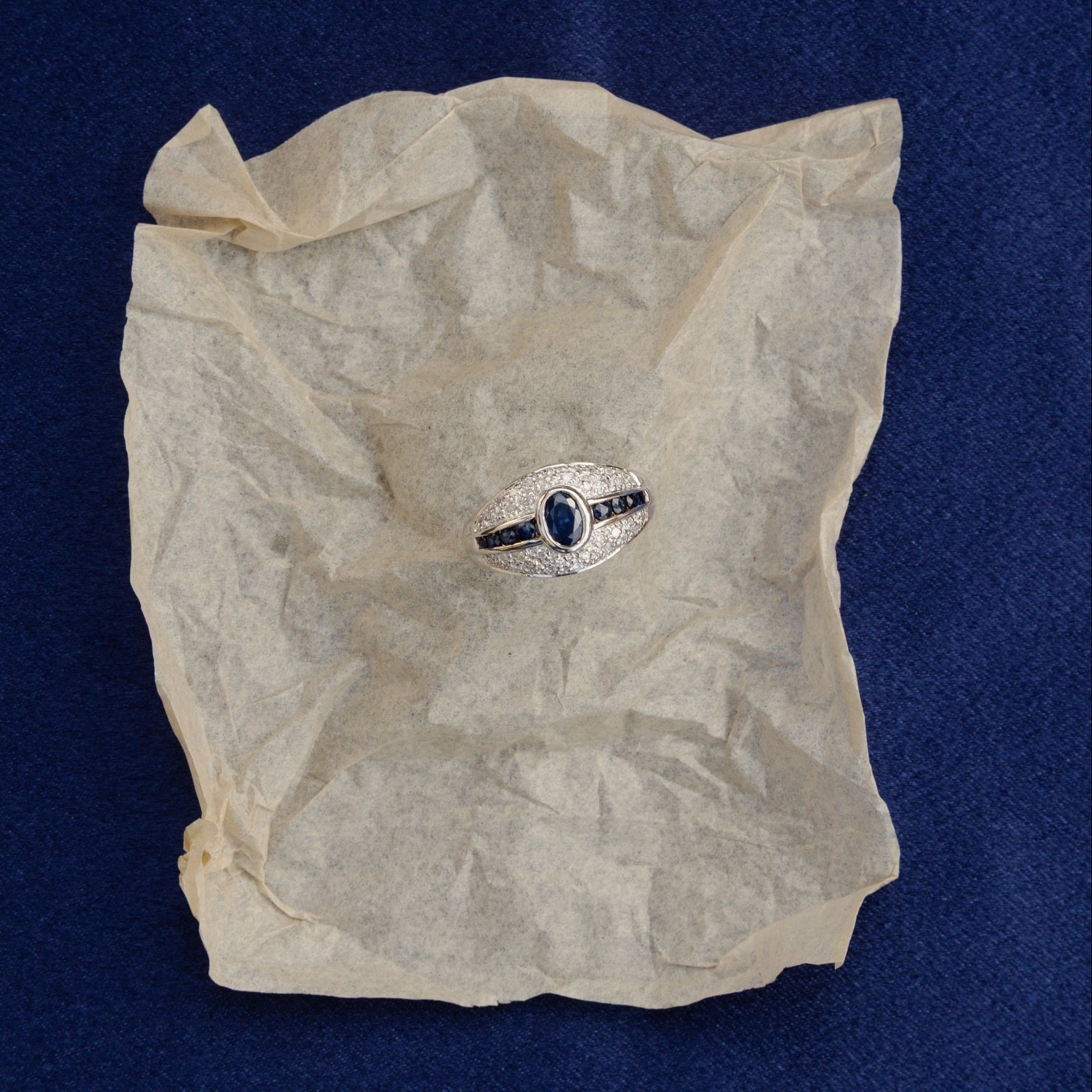 Bague Bandeau en or blanc, saphirs, et diamants