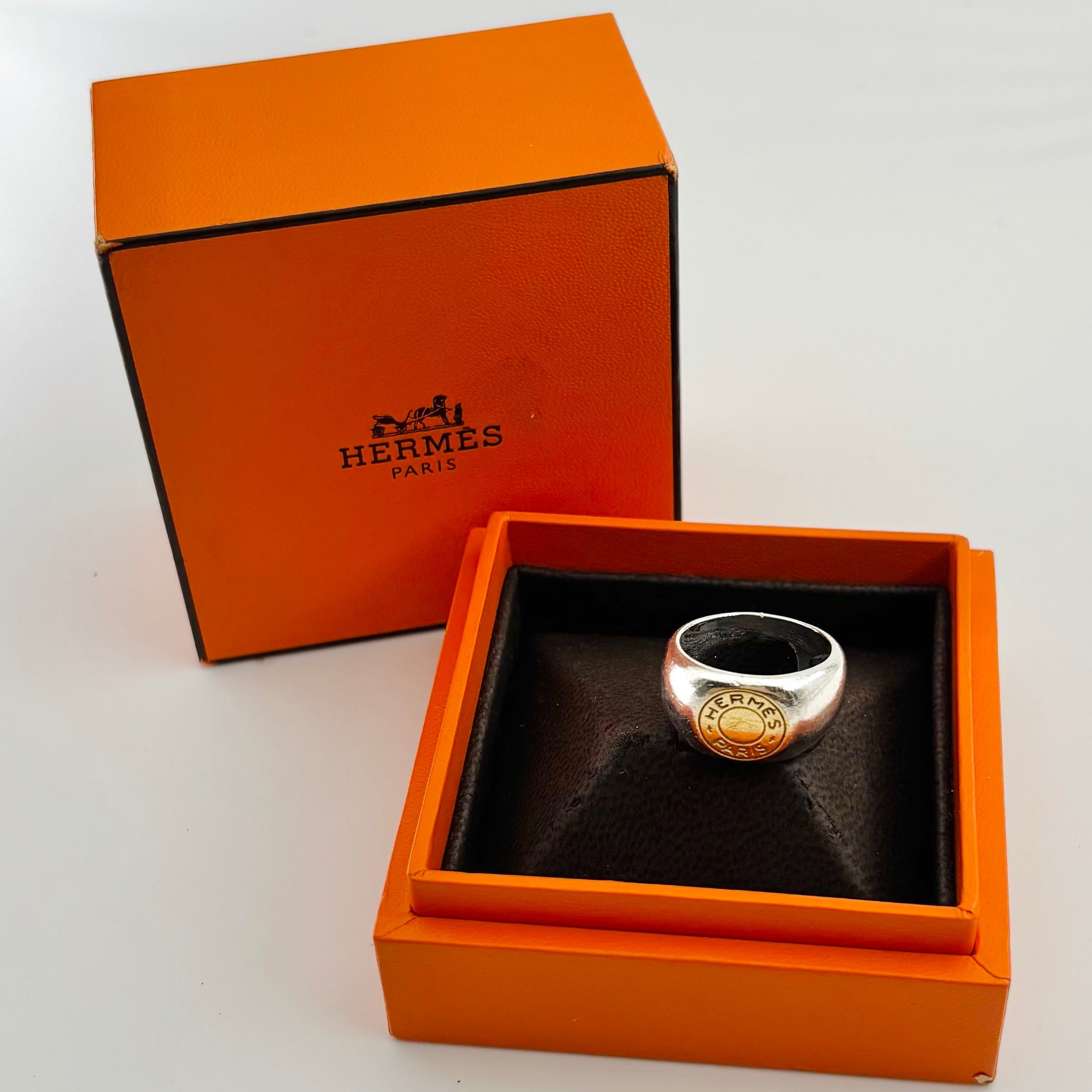Bague Chevalière HERMÈS "Clou de selle" en argent et or jaune