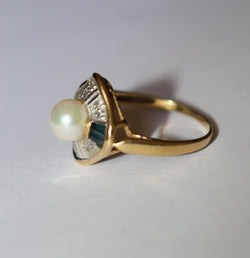 Bague en or jaune, saphirs, et perle