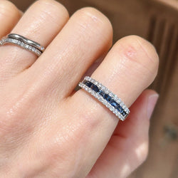 Bague Alliance en or blanc, saphirs, et diamants