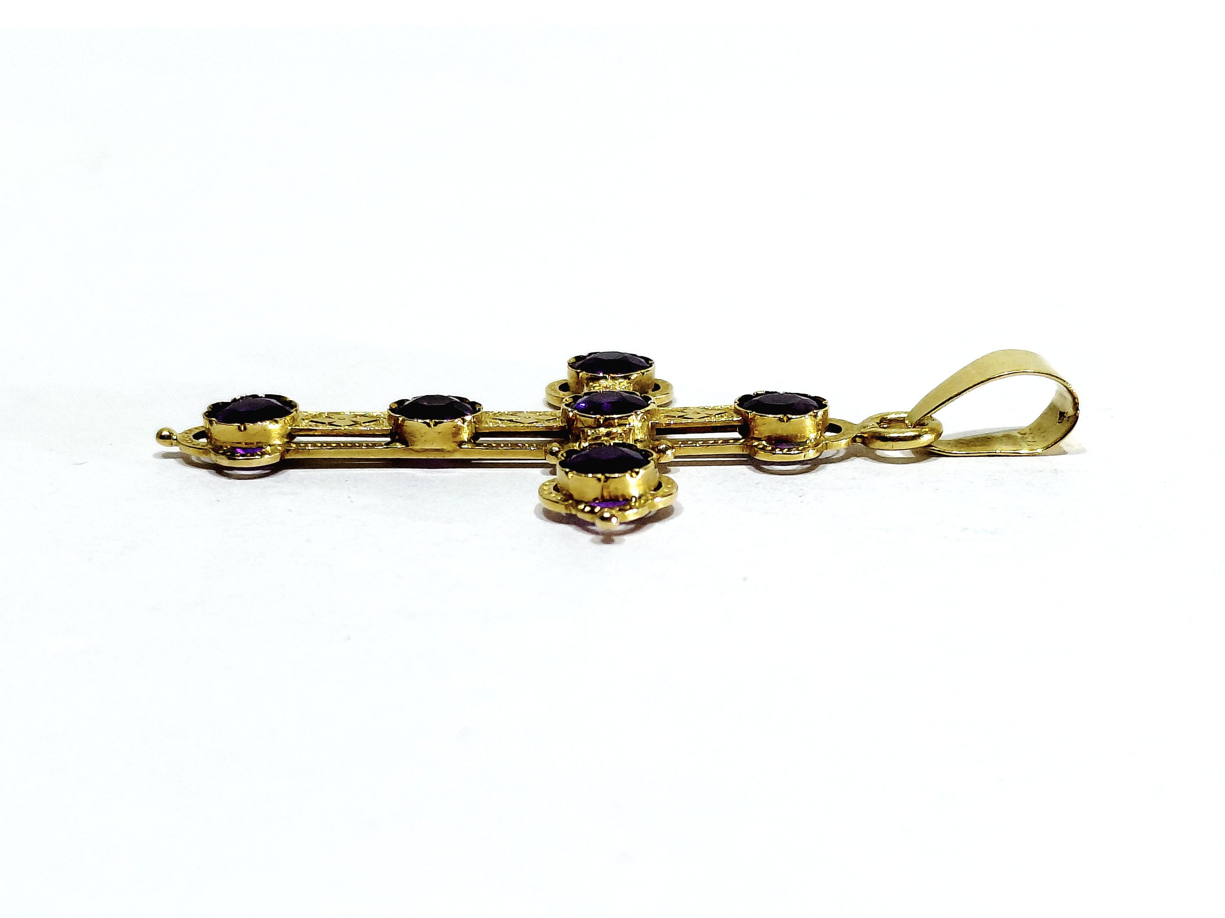 Croix en or et améthyste