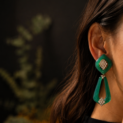 Boucles d'oreilles Pendantes RENE KERN en or jaune, chrysoprases et diamants