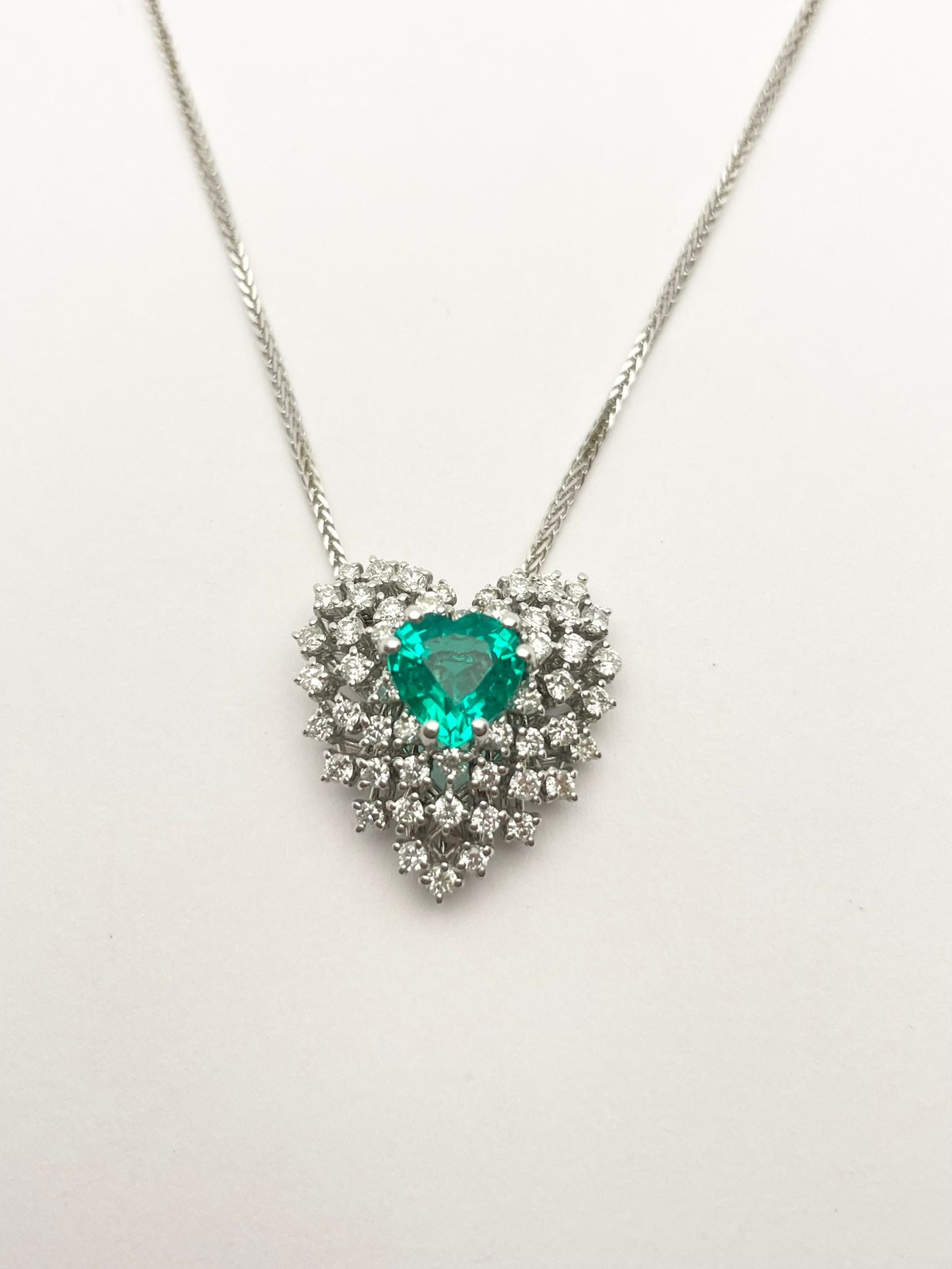 Collier Pendentif en or blanc, émeraude et diamants