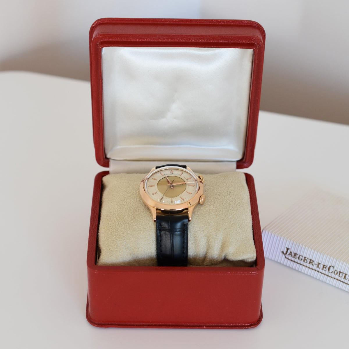 Montre JAEGER-LECOULTRE "Memovox" en or rose et cuir