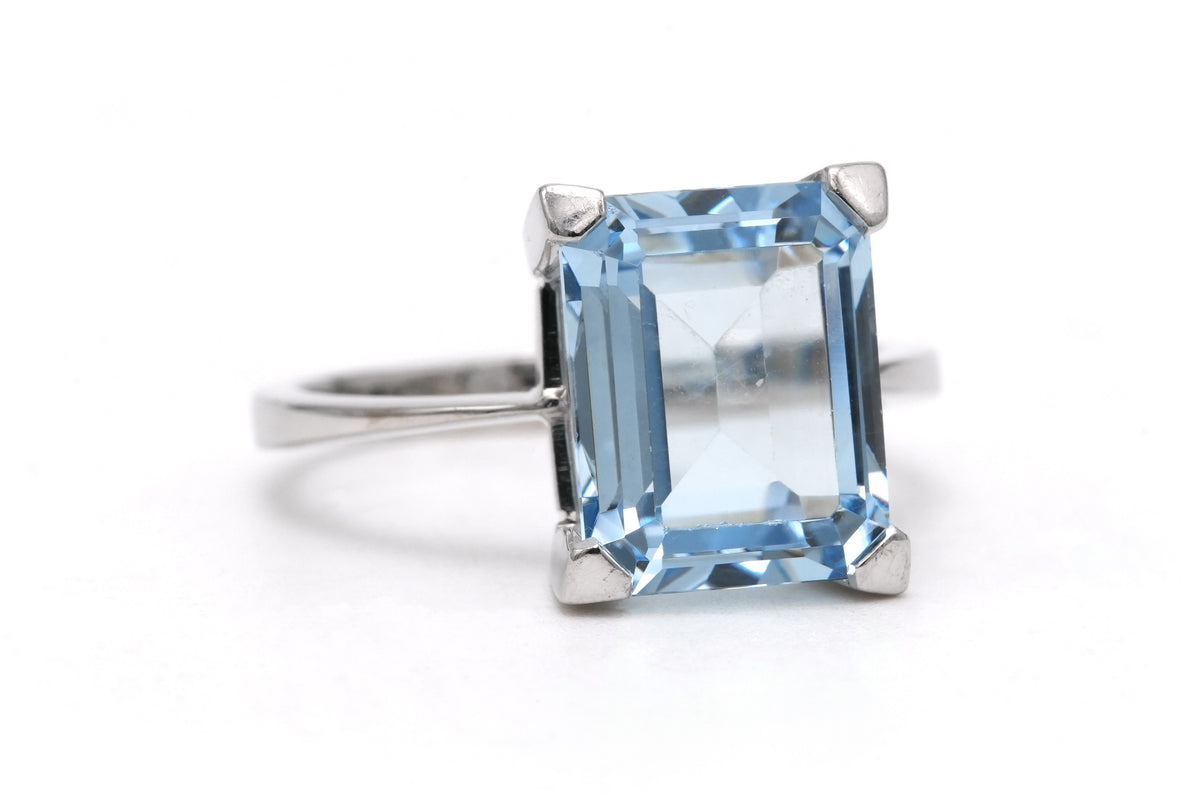 Bague Solitaire en or blanc et aigue-marine