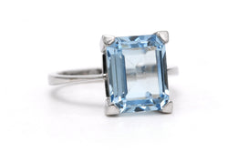 Bague Solitaire en or blanc et aigue-marine