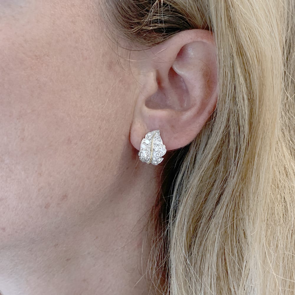 Boucles d'oreilles feuilles deux tons d'or et diamants.