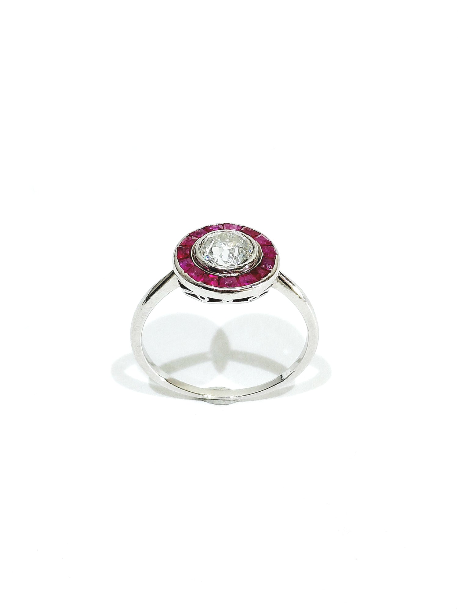 Bague Cible en platine, rubis, et diamants