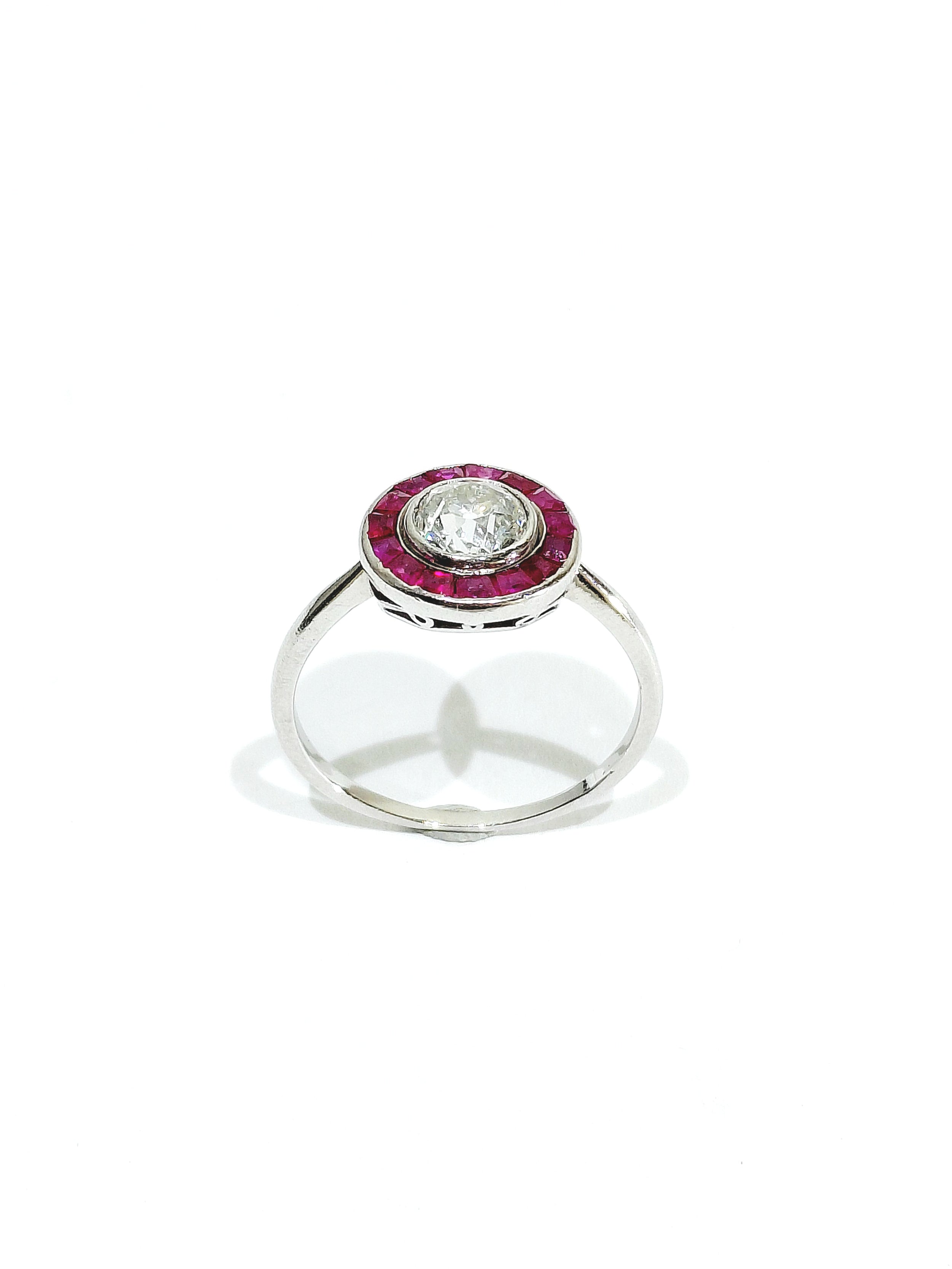 Bague Cible en platine, rubis, et diamants