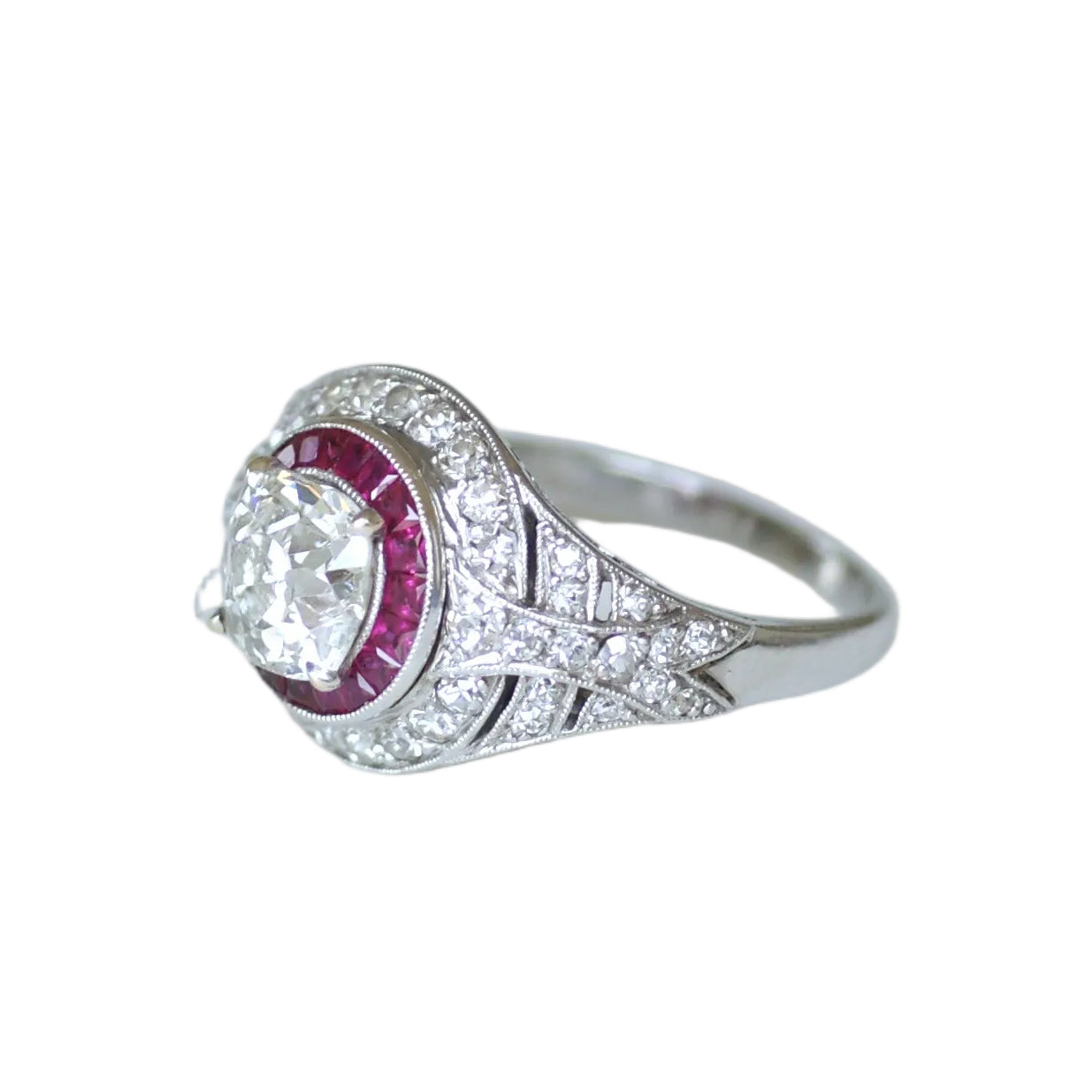 Bague Dôme en platine, rubis et diamants