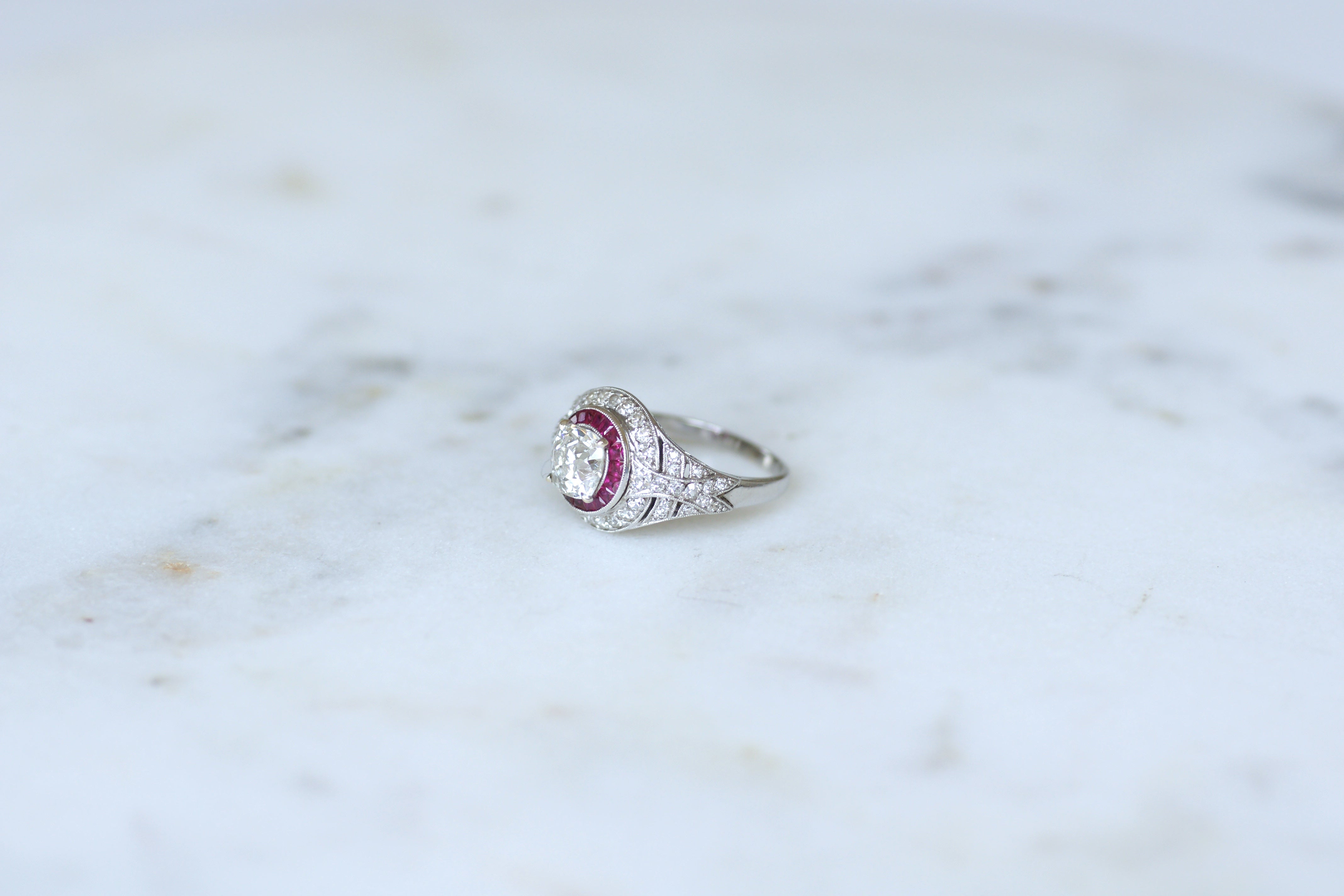 Bague Dôme en platine, rubis et diamants