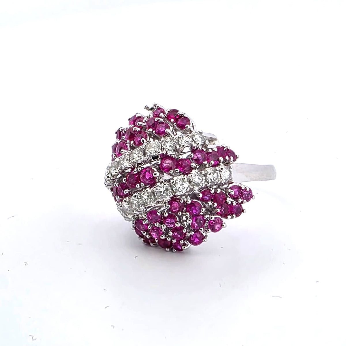 Bague Cocktail en or blanc, rubis et diamants