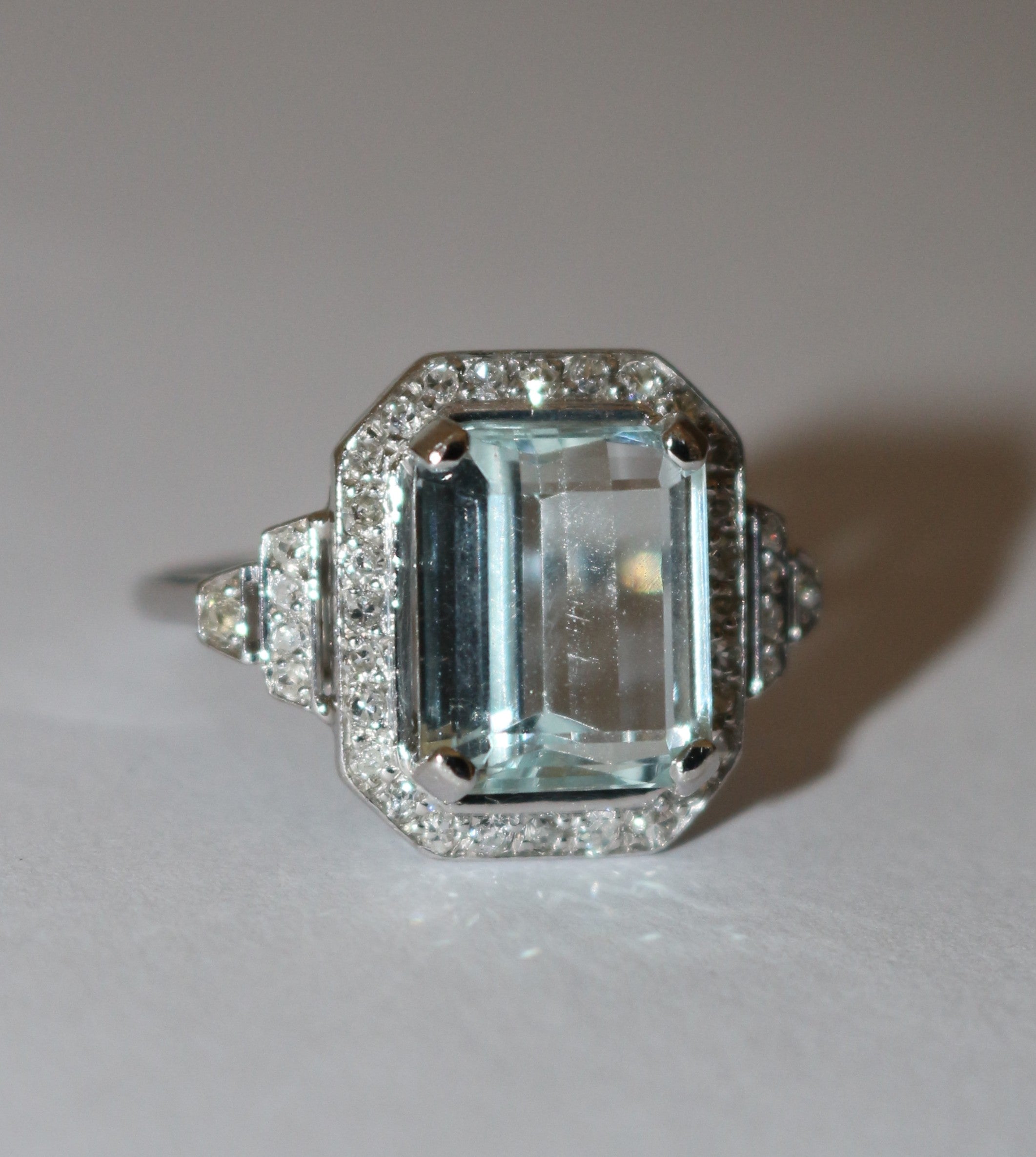 Bague Entourage en or blanc, aigue-marine et diamants