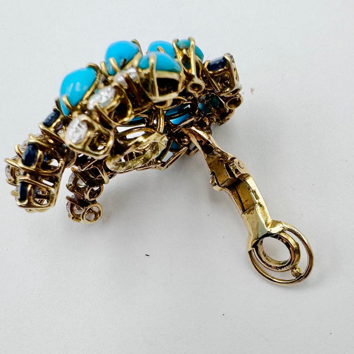Boucles d'oreilles Clips BOUCHERON or jaune, turquoises, saphirs et diamants