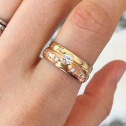Bague Alliance en or jaune, or rose et diamants