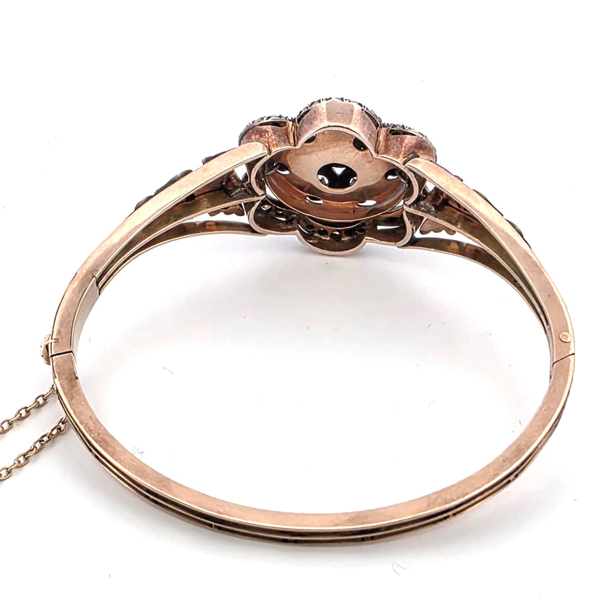 Bague en or jaune, argent, émail et diamants