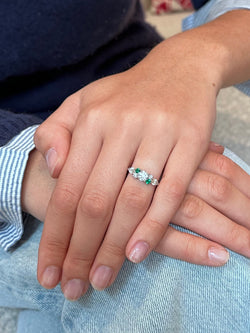 Bague Solitaire en or blanc, diamants et émeraudes