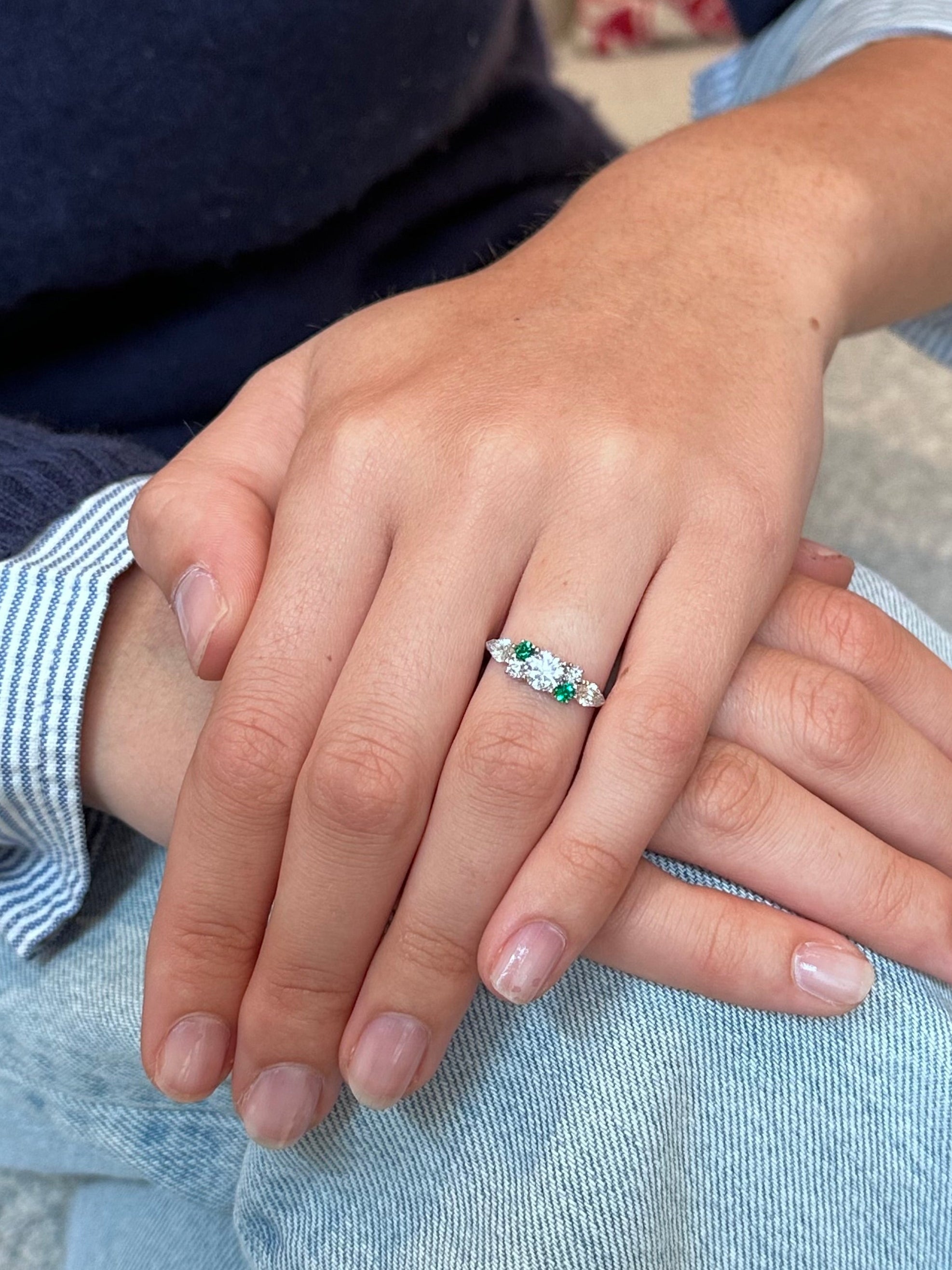 Bague Solitaire en or blanc, diamants et émeraudes