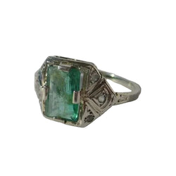 Bague Art Déco en or blanc, émeraude et diamants