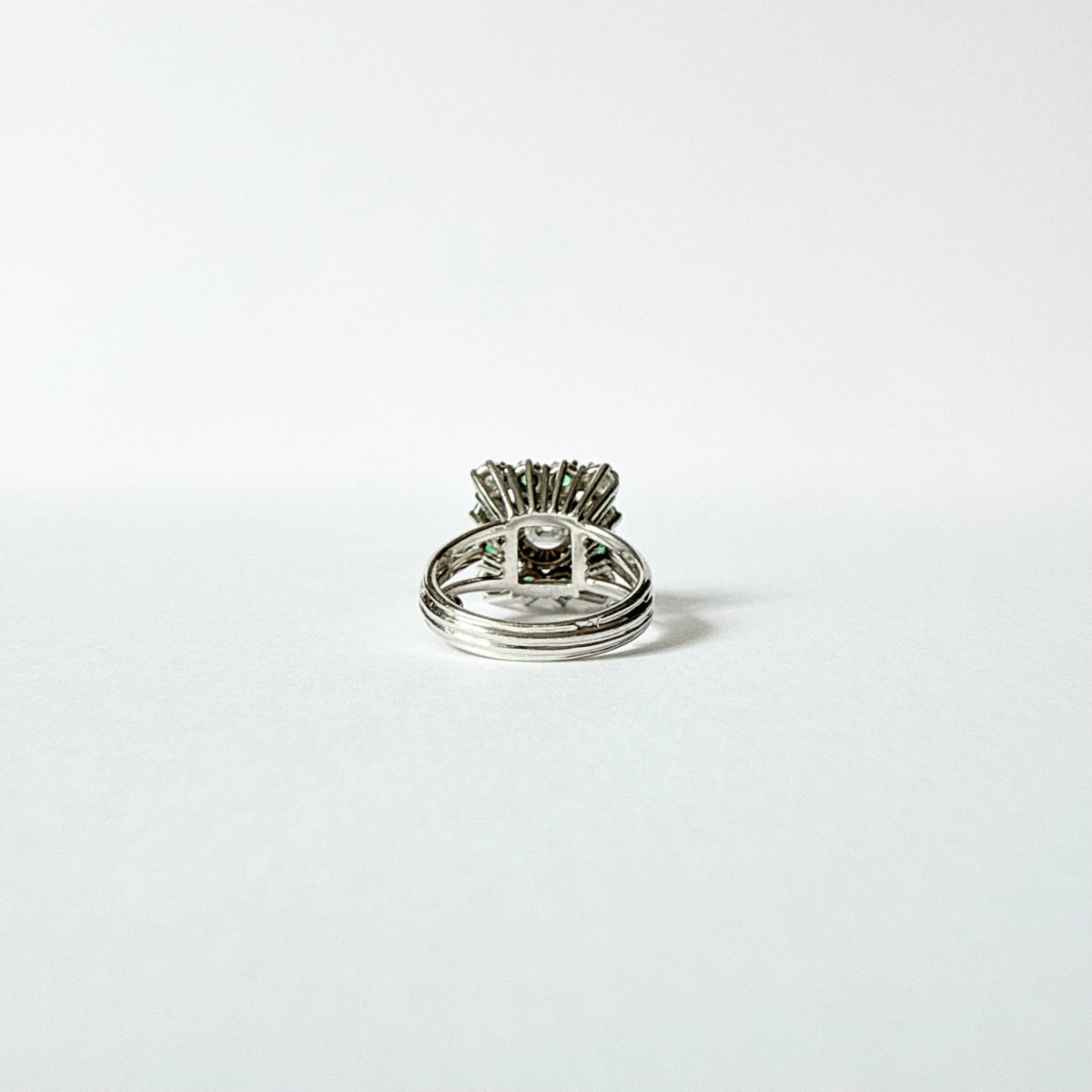 Bague Marguerite en or blanc, émeraudes et diamants
