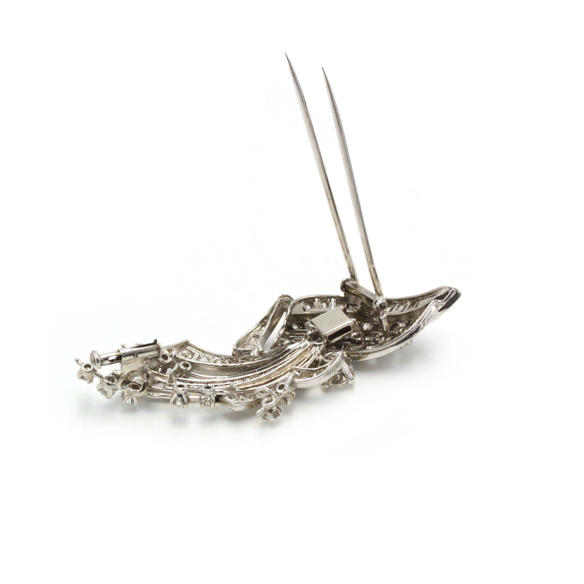 Broche Double Épingle en platine et diamants