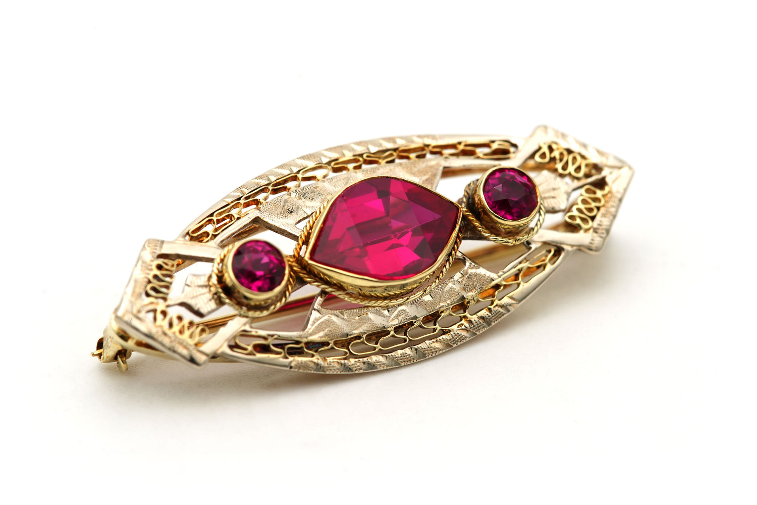 Broche Épingle en or jaune et rubis