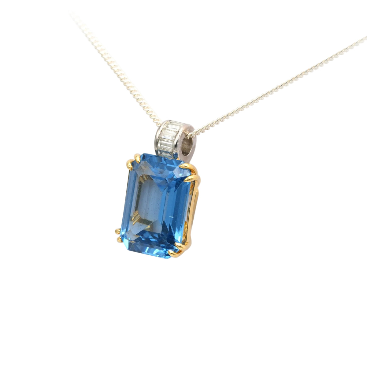Pendentif en or jaune, topaze et diamants