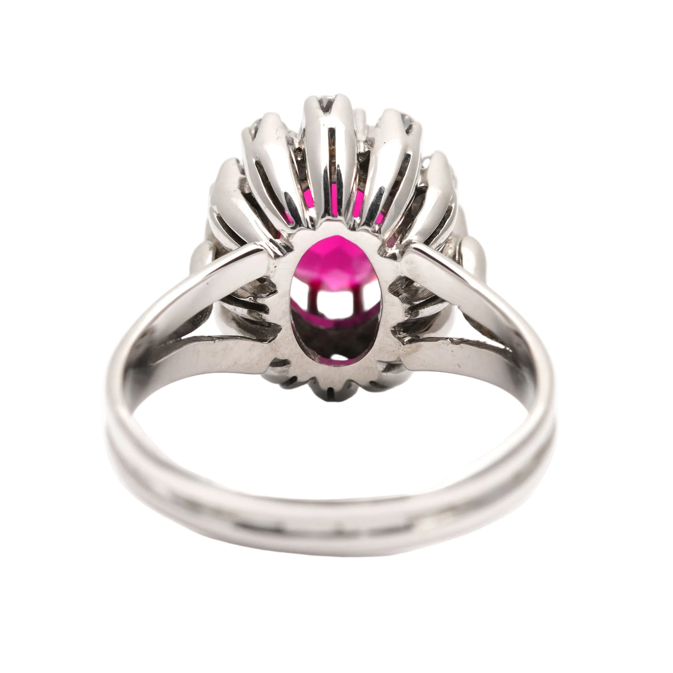 Bague Entourage en or blanc, rubis et diamants