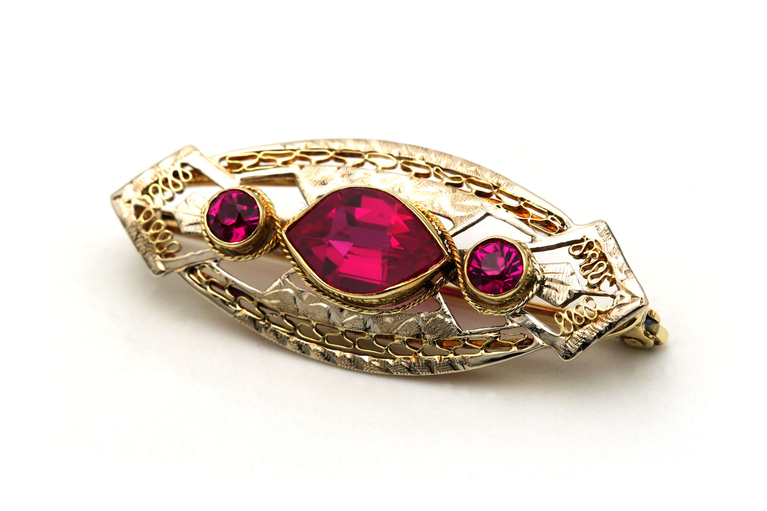 Broche Épingle en or jaune et rubis
