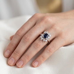 Bague Marguerite en or blanc, saphir et diamants