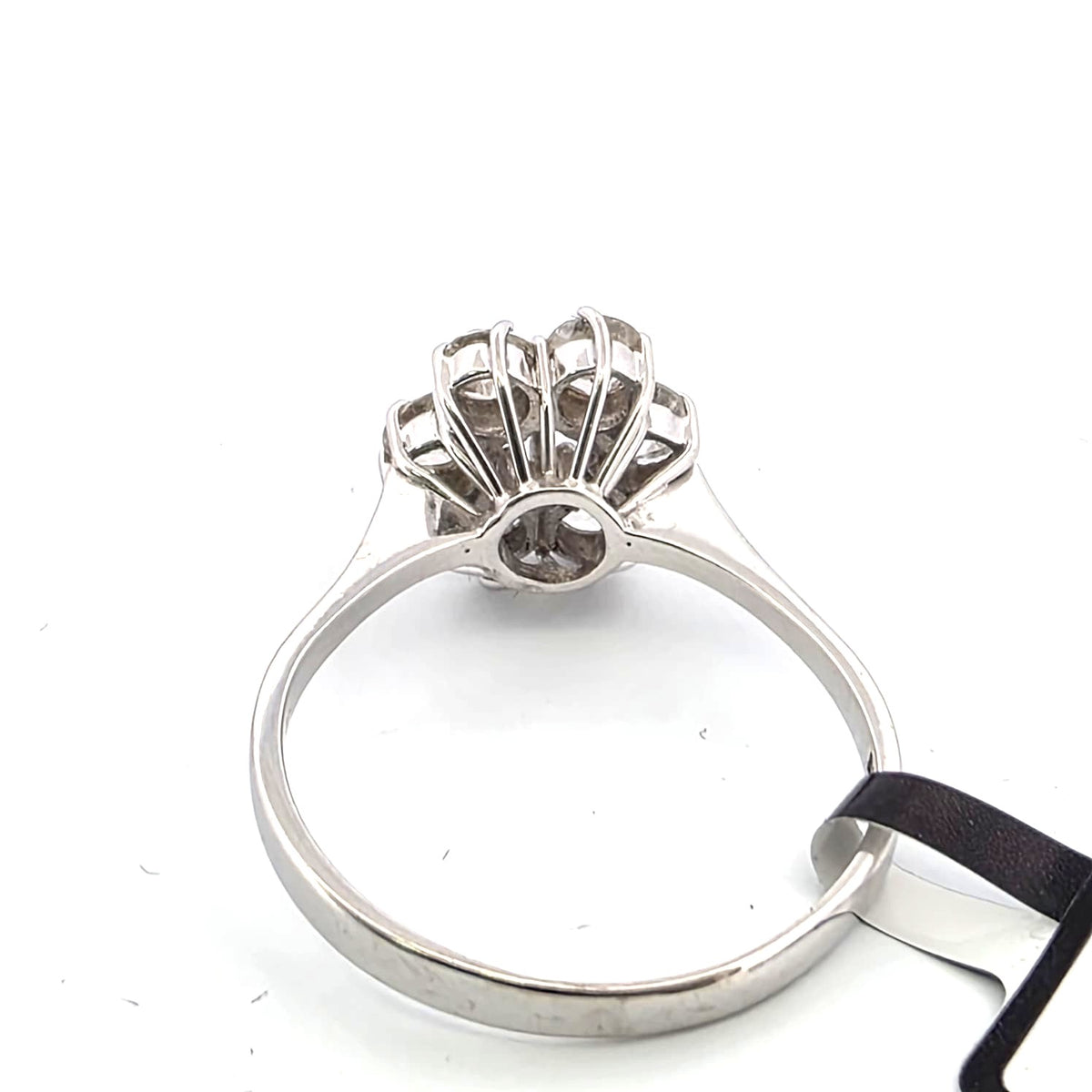 Anello in oro giallo con diamanti