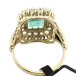 Bague Entourage en or jaune, émeraude et diamants